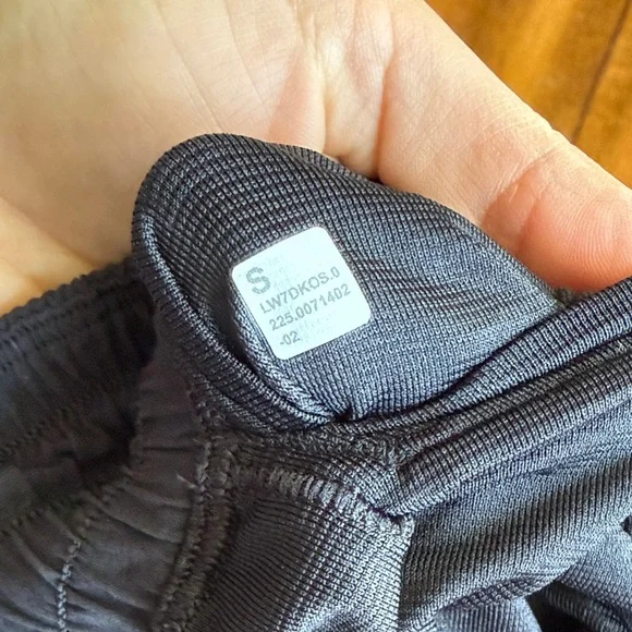 lululemon athletica shake it out high rise running short 2.5” - Picture 3 of 3